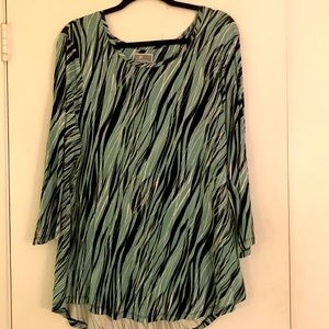 Pretty green and black bold pattern tunic 3/4 sleeve length. Excellent condition